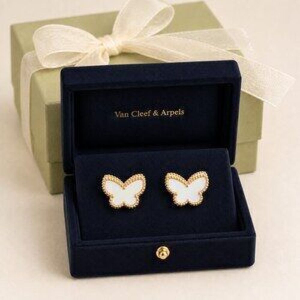 Van Cleef & Arpels Signature Earrings Style 6 New with Box